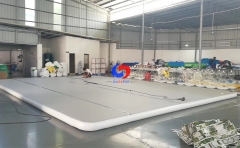 Factory sale 27ft x 20ft x 8in big safer tumbling cheerleader flips training gymnastics crash inflatable gym air tumble track for gym