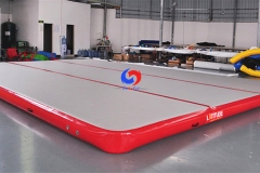 Factory sale 27ft x 20ft x 8in big safer tumbling cheerleader flips training gymnastics crash inflatable gym air tumble track for gym