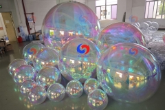 Bespoke Xmas Halloween decor stylist big shiny pearl inflatable mirror balls Giant iridescent balloon balls