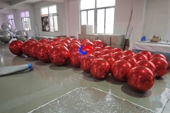 Giant red PVC big shiny inflatable mirror bubble balls red inflatable balls for large Xmas party decorations