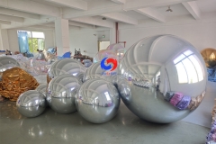 Indoor or outdoor use New Silver Big shiny Orbz giant silver shiny inflatable mirror balls come with the pump